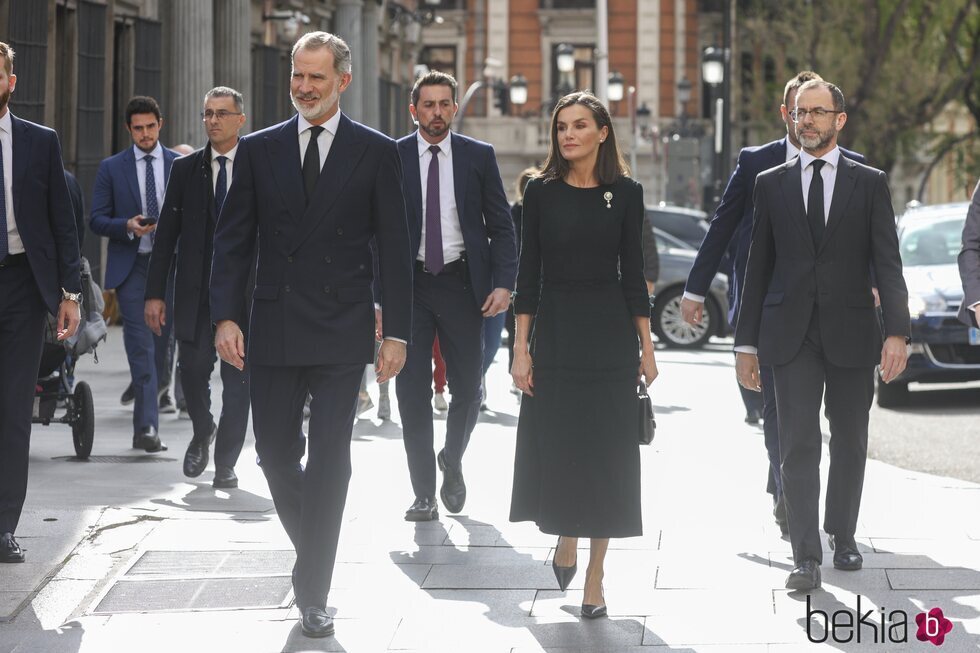 Los Reyes Felipe y Letizia y Camilo Villarino en la misa funeral de Fernando Gómez-Acebo