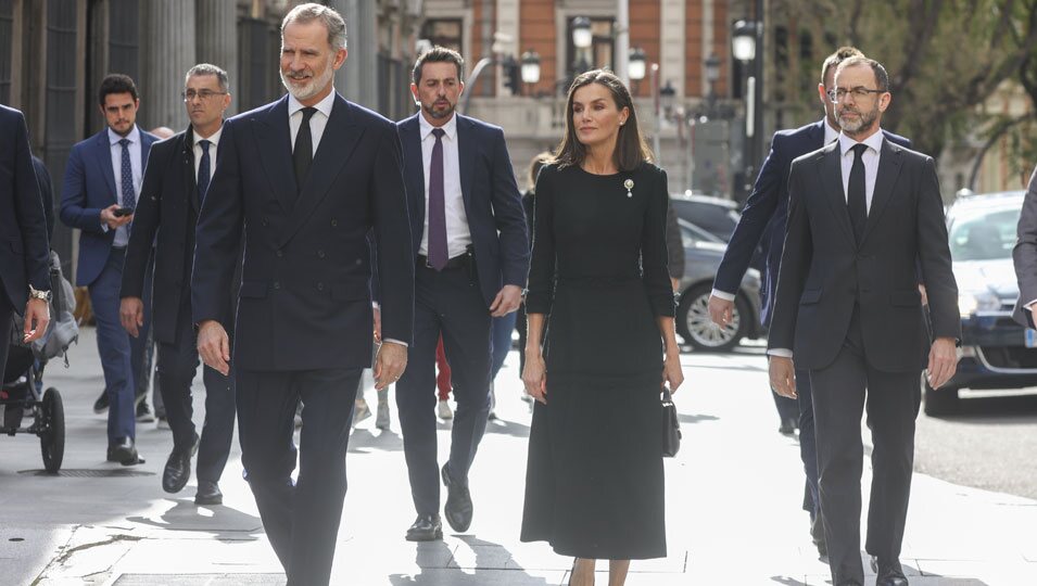 Los Reyes Felipe y Letizia y Camilo Villarino en la misa funeral de Fernando Gómez-Acebo