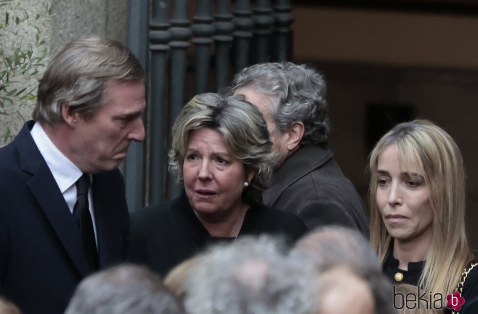 Beltrán Gómez-Acebo, Simoneta Gómez-Acebo y Nadia Halamandari en la misa funeral por Fernando Gómez-Acebo