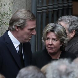 Beltrán Gómez-Acebo, Simoneta Gómez-Acebo y Nadia Halamandari en la misa funeral por Fernando Gómez-Acebo