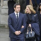 La Infanta Elena con gesto enfadado y sus hijos Froilán y Victoria Federica en la misa funeral por Fernando Gómez-Acebo