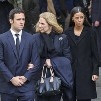 La Infanta Elena con gesto enfadado y sus hijos Froilán y Victoria Federica en la misa funeral por Fernando Gómez-Acebo