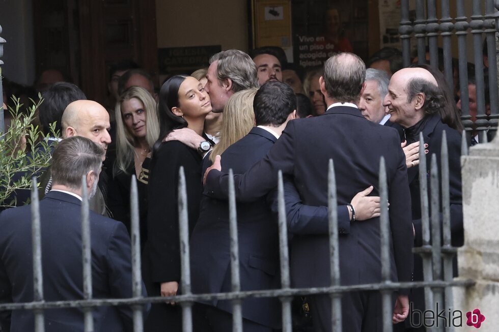 Froilán y Victoria Federica, muy cariñosos con Beltrán Gómez-Acebo y Bruno Gómez-Acebo en la misa funeral por Fernando Gómez-Acebo