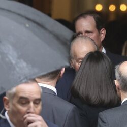 La Reina Letizia y el Rey Juan Carlos despidiéndose tras la misa funeral por Fernando Gómez-Acebo