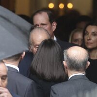 La Reina Letizia y el Rey Juan Carlos despidiéndose tras la misa funeral por Fernando Gómez-Acebo