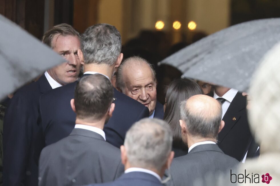 La Reina Letizia y el Rey Juan Carlos en la misa funeral por Fernando Gómez-Acebo