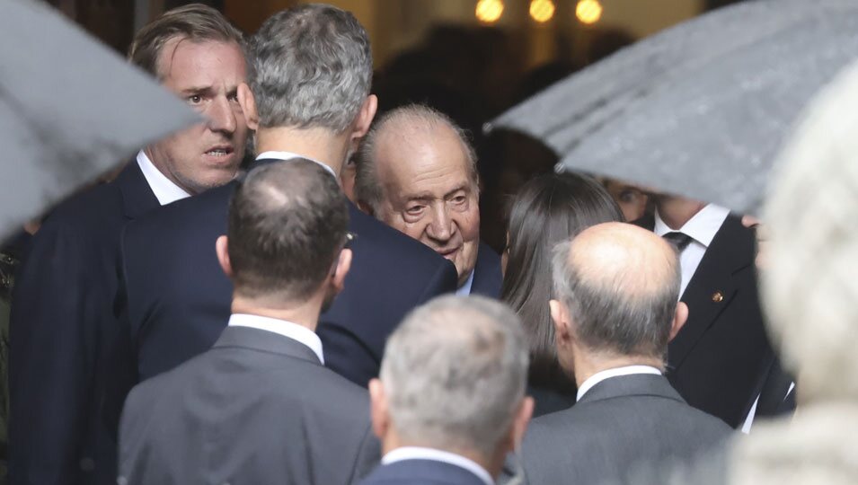 La Reina Letizia y el Rey Juan Carlos en la misa funeral por Fernando Gómez-Acebo