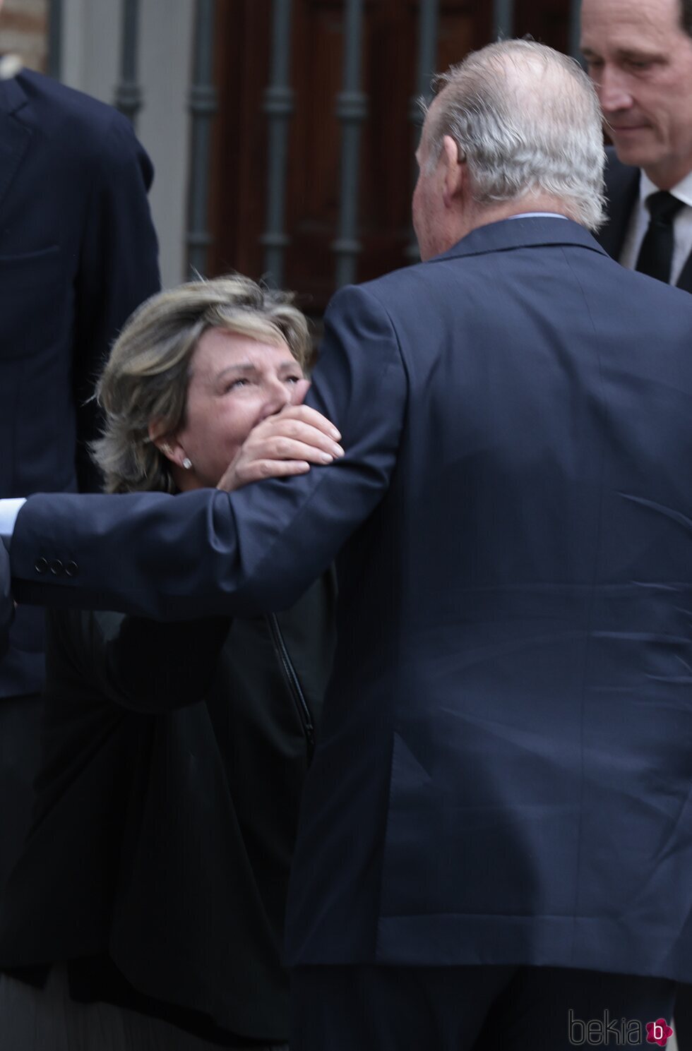 Simoneta Gómez-Acebo hace la reverencia al Rey Juan Carlos en la misa funeral por Fernando Gómez-Acebo