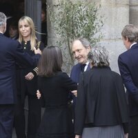 El Rey Felipe VI saluda a Nadia Halamandari y la Reina Letizia a Juan Gómez-Acebo en la misa funeral por Fernando Gómez-Acebo