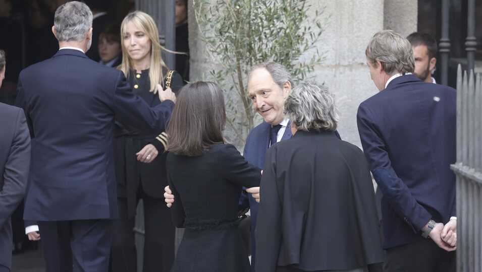 El Rey Felipe VI saluda a Nadia Halamandari y la Reina Letizia a Juan Gómez-Acebo en la misa funeral por Fernando Gómez-Acebo