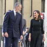 Los Reyes Felipe y Letizia, muy cómplices en la misa funeral por Fernando Gómez-Acebo