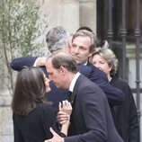 El Rey Felipe VI y Beltrán Gómez-Acebo se abrazan mientras la Reina Letizia saluda a Bruno Gómez-Acebo en la misa funeral por Fernando Gómez-Acebo