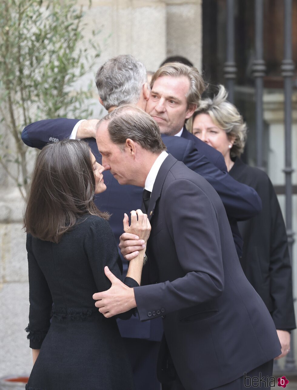 El Rey Felipe VI y Beltrán Gómez-Acebo se abrazan mientras la Reina Letizia saluda a Bruno Gómez-Acebo en la misa funeral por Fernando Gómez-Acebo