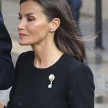 La Reina Letizia con el broche de perla de pera en la misa funeral de Fernando Gómez-Acebo