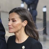 La Reina Letizia con el broche de perla de pera en la misa funeral de Fernando Gómez-Acebo