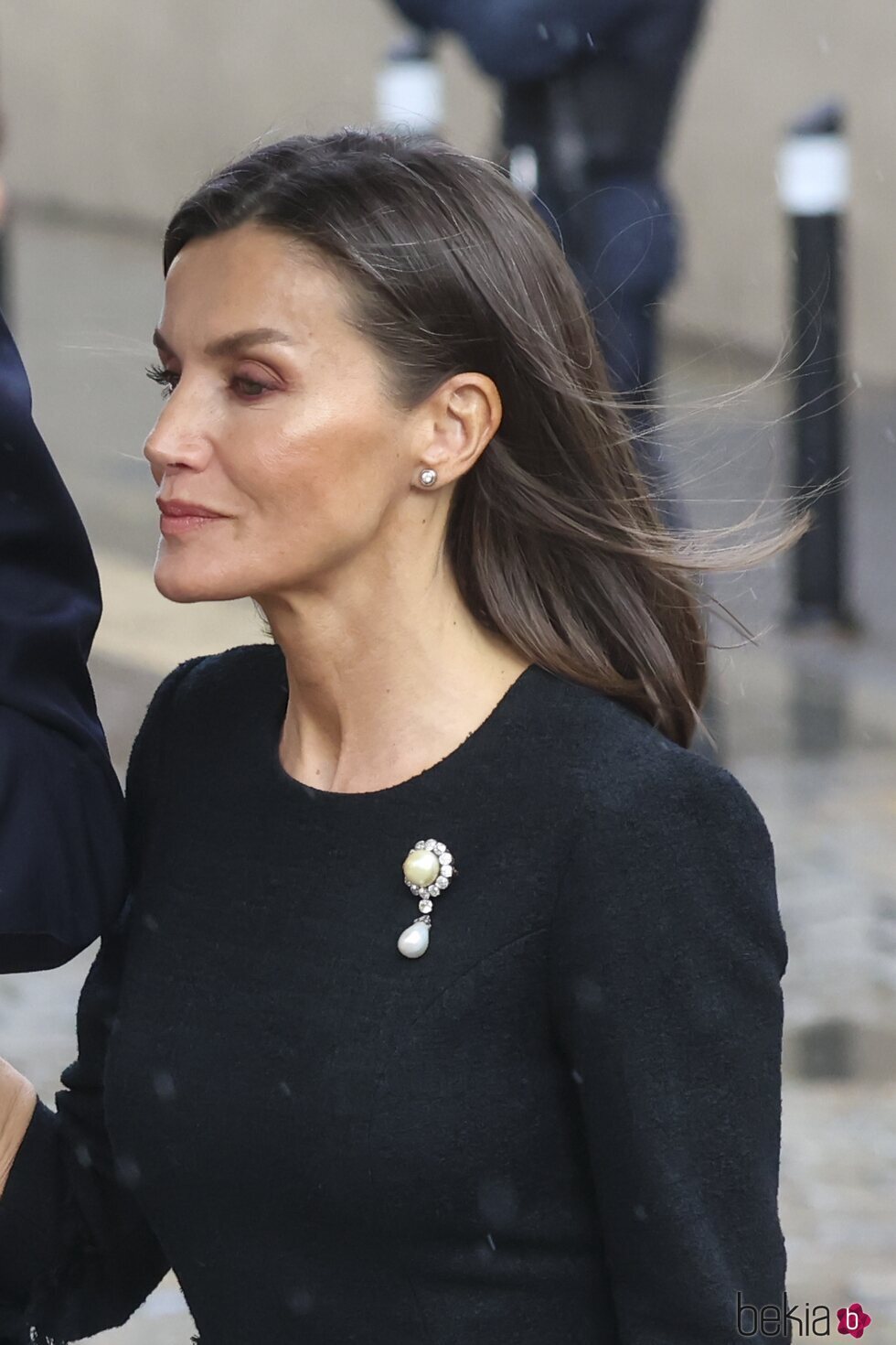 La Reina Letizia con el broche de perla de pera en la misa funeral de Fernando Gómez-Acebo