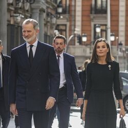 Los Reyes Felipe y Letizia en la misa funeral por su primo Fernando Gómez-Acebo