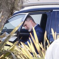 El Rey Felipe VI entra en su coche tras visitar a la Reina Sofía en el hospital