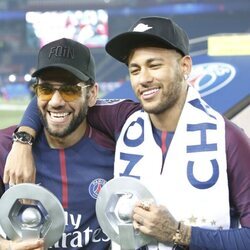 Dani Alves y Neymar en 2017