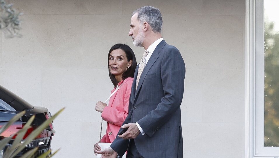 Los Reyes Felipe y Letizia visitan a la Reina Sofía en el hospital tras ser ingresada por una infección