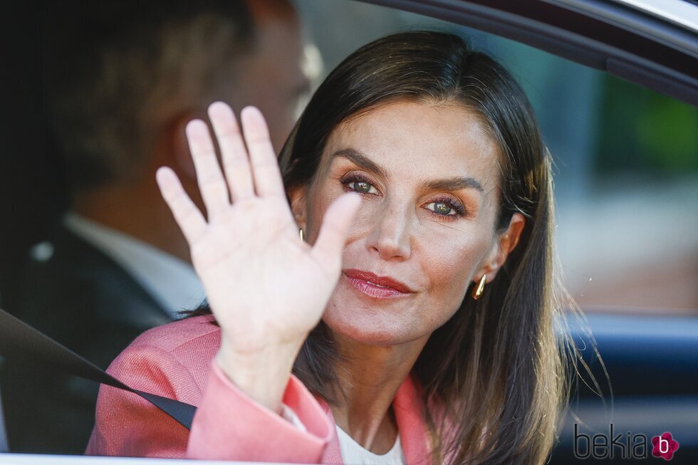 La Reina Letizia saluda mientras llega al hospital a visitar a la Reina Sofía