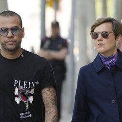 Dani Alves y su abogada Inés Guardiola acudiendo a la Audiencia de Barcelona