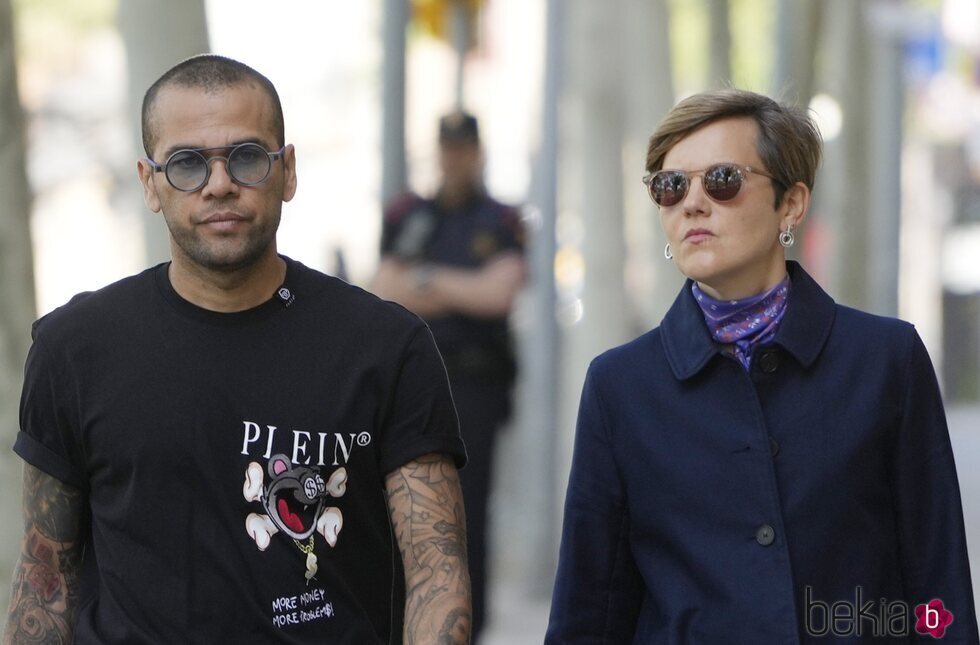 Dani Alves y su abogada Inés Guardiola acudiendo a la Audiencia de Barcelona