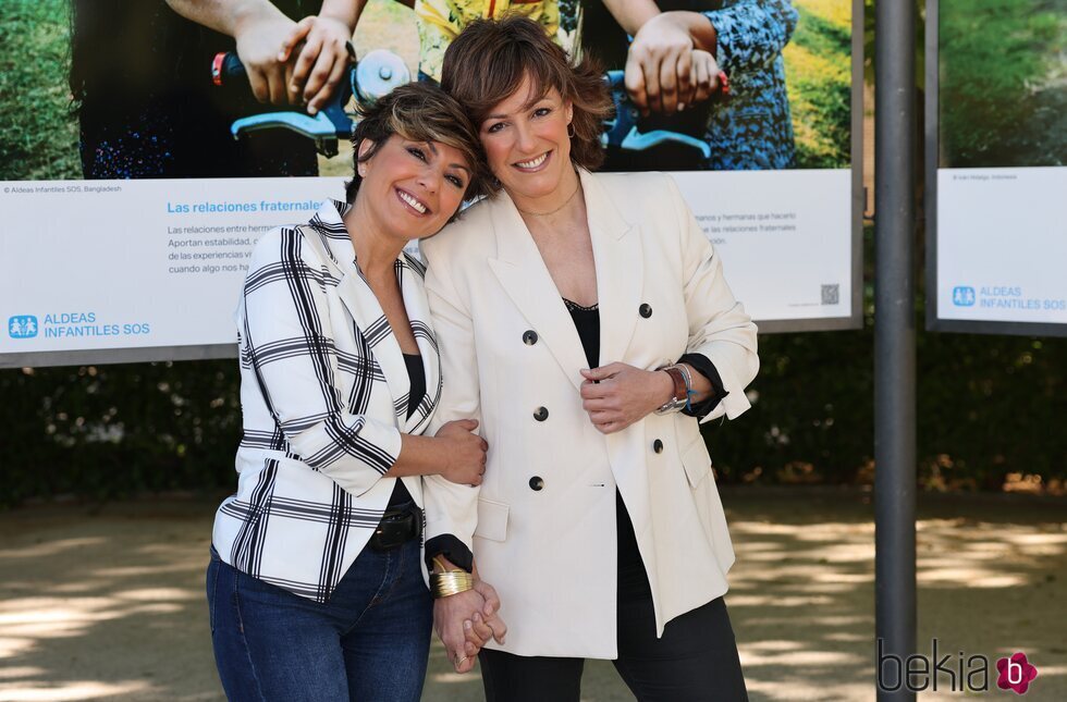 Sonsoles y Cristina Ónega en una exposición de fotografía de Aldeas Infantiles