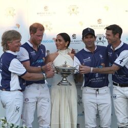 Meghan Markle entrega el trofeo al Príncipe Harry y su equipo