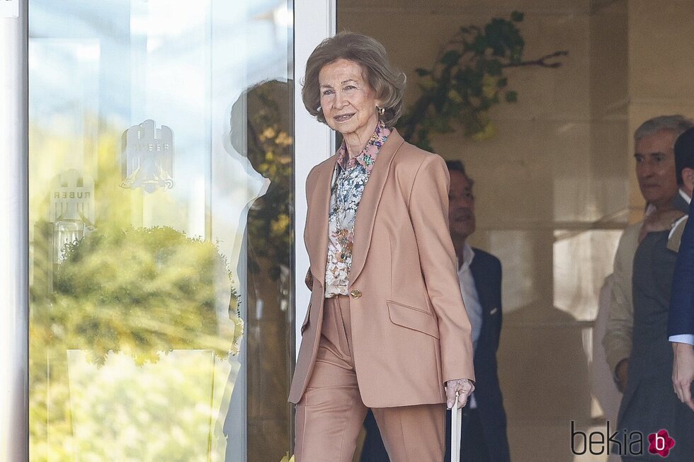 La Reina Sofía saliendo del hospital tras recibir el alta