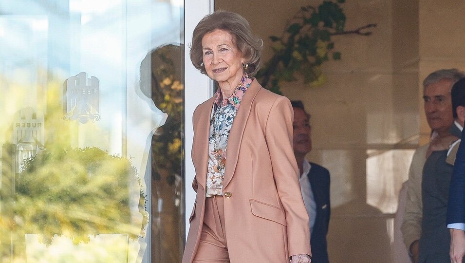 La Reina Sofía saliendo del hospital tras recibir el alta