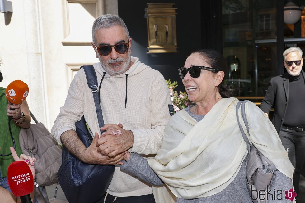 Agustín Pantoja agarra de la mano a Isabel Pantoja tras su concierto en Madrid