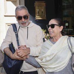 Agustín Pantoja agarra de la mano a Isabel Pantoja tras su concierto en Madrid