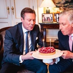 El Gran Duque de Luxemburgo y Felipe de Bélgica soplando las velas por su cumpleaños