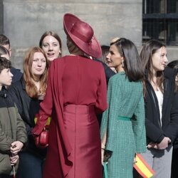 Máxima de Holanda y la Reina Letizia hablando con unas jóvenes en el recibimiento a los Reyes Felipe y Letizia por su Visita de Estado a Países Bajos