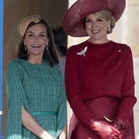 La Reina Letizia y Máxima de Holanda sonriendo en la bienvenida a los Reyes Felipe y Letizia por su Visita de Estado a Países Bajos