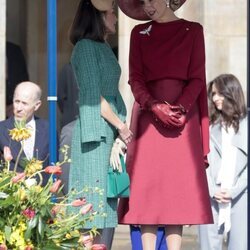 La Reina Letizia y Máxima de Holanda hablando en la bienvenida a los Reyes Felipe y Letizia por su Visita de Estado a Países Bajos