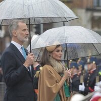 Los Reyes Felipe y Letizia en la ofrenda floral en Amsterdam en su Visita de Estado a Países Bajos