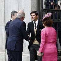 Juan Urquijo saluda al Rey Juan Carlos en la boda de Almeida y Teresa Urquijo