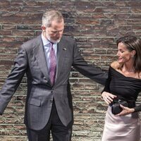 El Rey Felipe da instrucciones a la Reina Letizia en la recepción a la colectividad española en su Visita de Estado a Países Bajos