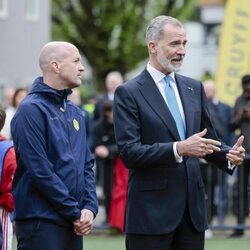 El Rey Felipe VI habla con Guillermo Alejandro de Holanda y Jordi Cruyff en la Fundación Cruyff