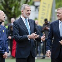 El Rey Felipe VI habla con Guillermo Alejandro de Holanda y Jordi Cruyff en la Fundación Cruyff