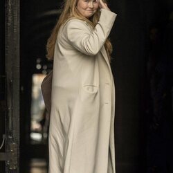 Amalia de Holanda a su llegada al Palacio Real de Amsterdam para la cena de gala a los Reyes Felipe y Letizia