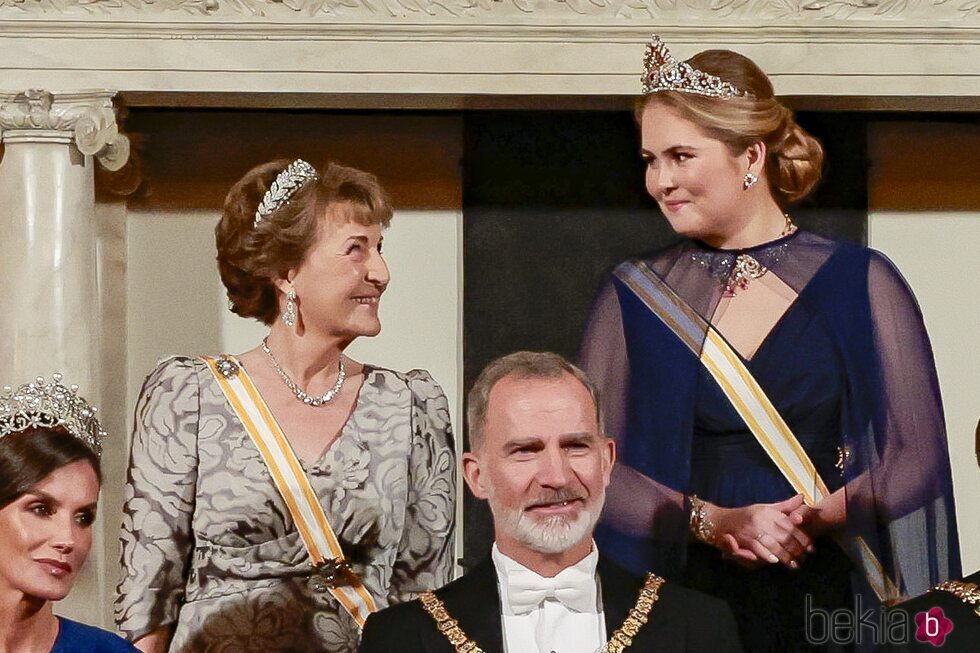 Margarita de Holanda y Amalia de Holanda se sonríen en la cena de gala por la Visita de Estado de los Reyes de España a Países Bajos