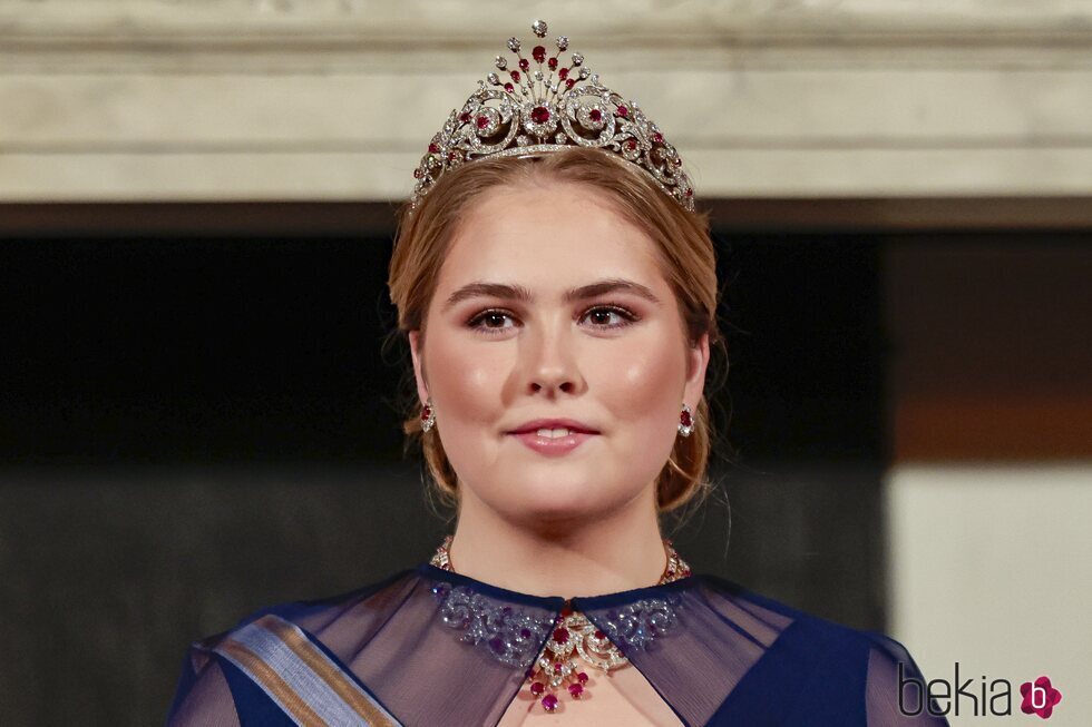 Amalia de Holanda con la Tiara del Pavo Real en la cena de gala por la Visita de Estado de los Reyes de España a Países Bajos