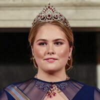 Amalia de Holanda con la Tiara del Pavo Real en la cena de gala por la Visita de Estado de los Reyes de España a Países Bajos