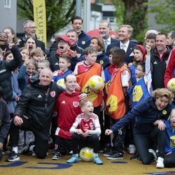 El Rey Felipe VI y Guillermo Alejandro de Holanda con unos niños en la Fundación Cruyff en la Visita de Estado de los Reyes de España a Países Bajos