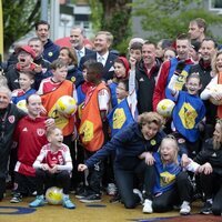 El Rey Felipe VI y Guillermo Alejandro de Holanda con unos niños en la Fundación Cruyff en la Visita de Estado de los Reyes de España a Países Bajos