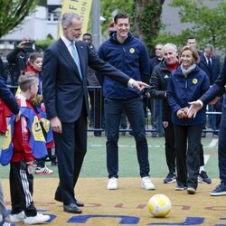 El Rey Felipe VI y Guillermo Alejandro de Holanda haciendo el saque de honor en la Fundación Cruyff