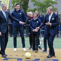 El Rey Felipe VI y Guillermo Alejandro de Holanda haciendo el saque de honor en la Fundación Cruyff